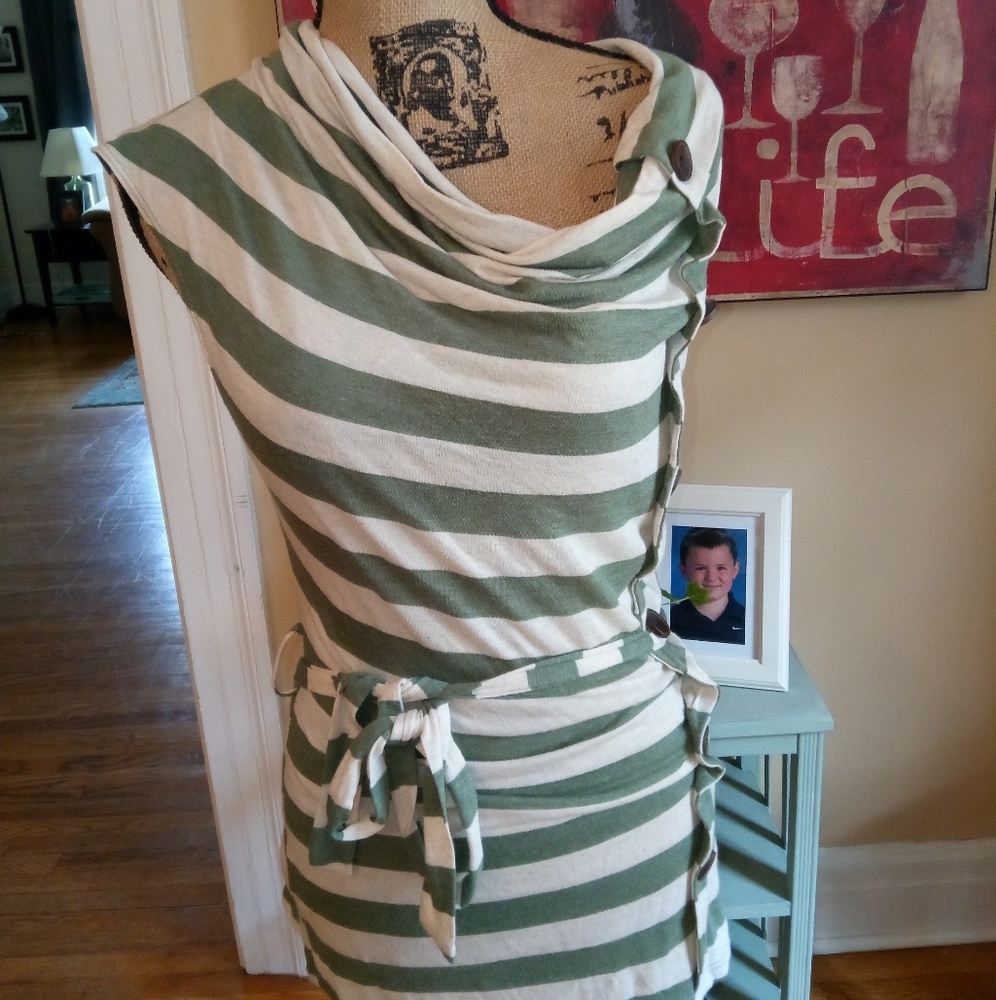Boutique striped top with wood buttons on side - Picture 2 of 5